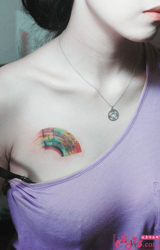 清新彩虹唯美胸部纹身图片