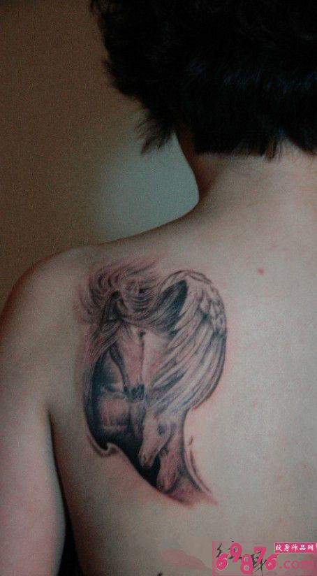 水墨风马儿唯美肩部纹身图片