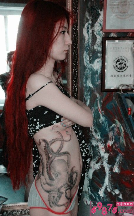 美女个性章鱼腰部纹身图片图片