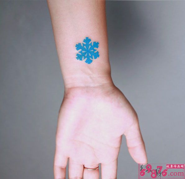 清新蓝色雪花手腕纹身图片