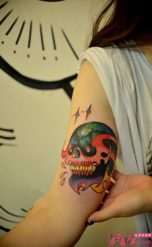 创意炫彩星空骷髅手臂纹身图片
