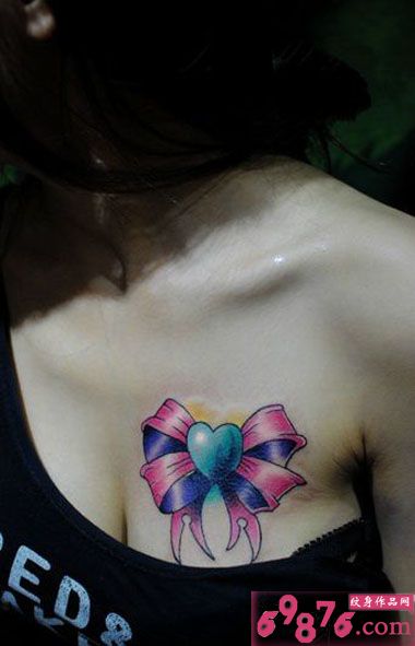 可爱心蝴蝶结胸部纹身图片