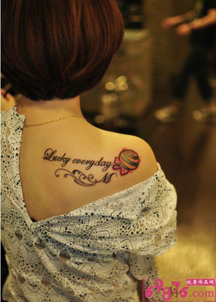 可爱棒棒糖与英文肩部纹身图片