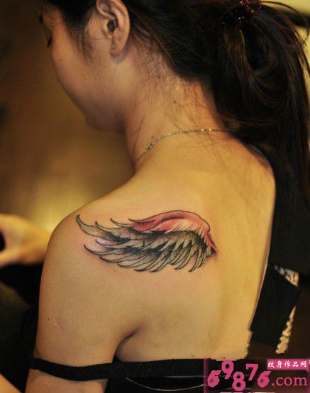 唯美单翅膀肩部纹身图片