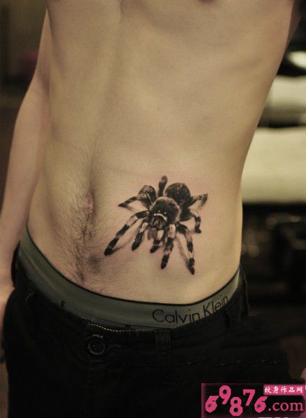 腰侧蜘蛛纹身图片