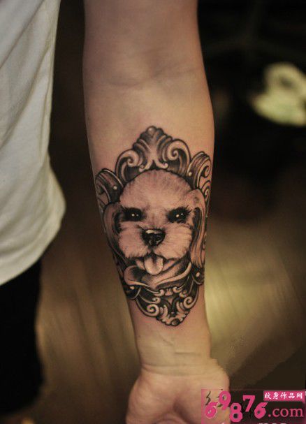 可爱狗狗头像手臂纹身图片