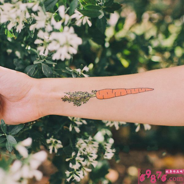 可爱胡萝卜清新手腕纹身图片
