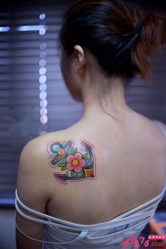 清新樱花船锚后肩纹身图片