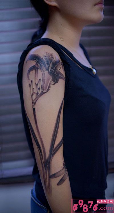 绽放的百合花手臂纹身图片