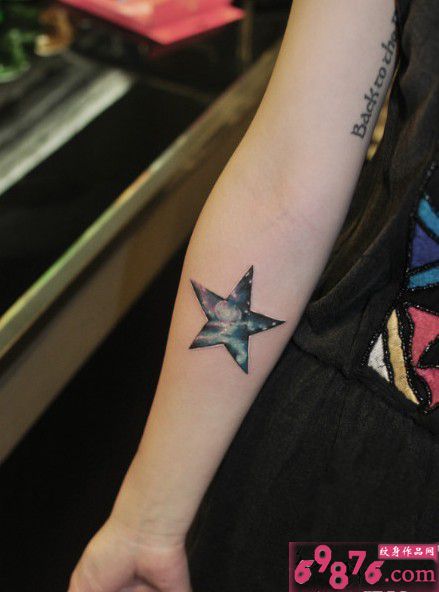 星空元素星星手臂纹身图片