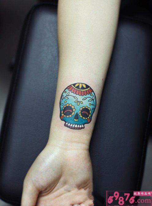 炫彩小骷髅手腕时尚纹身图片