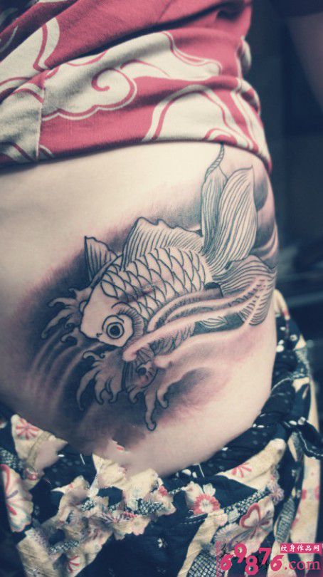 中国传统金鱼腰部纹身图片