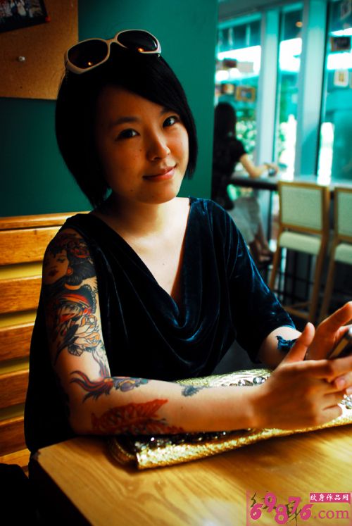 个性花臂纹身美女图片
