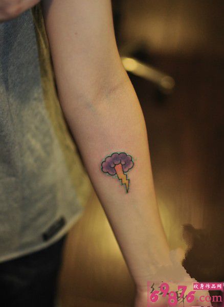 袖珍小闪电清新纹身图片