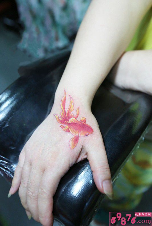 虎口中国小金鱼手臂纹身图片