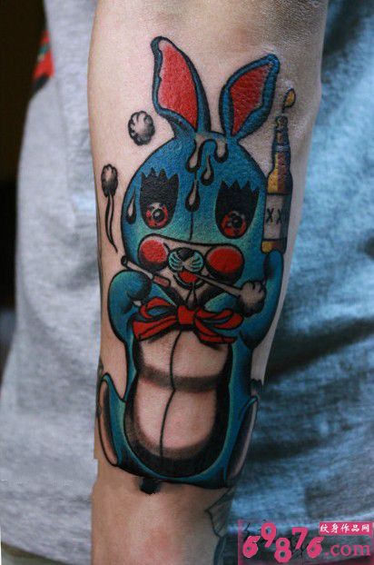 烟酒兔子手臂个性纹身图片