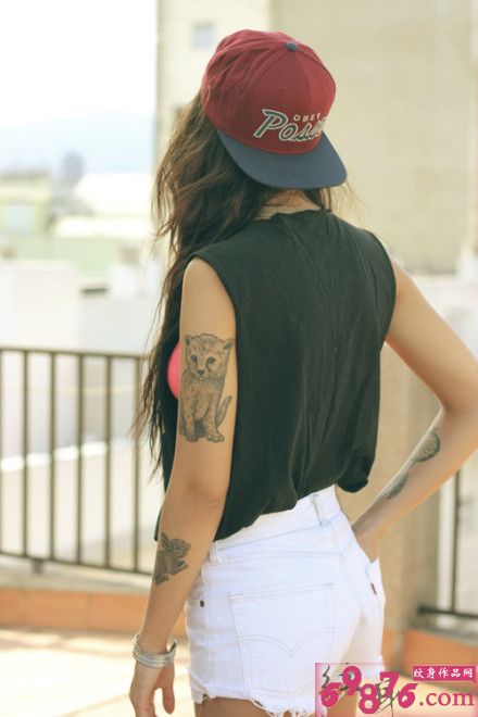 女生猫咪兔子个性手臂纹身图片