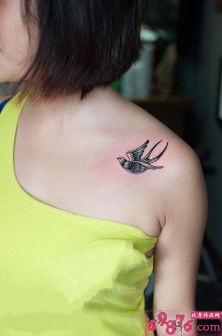 清新燕子肩部纹身图片