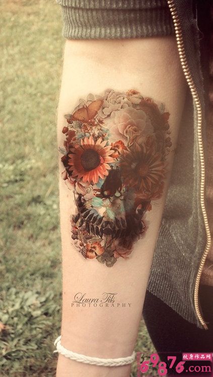 唯美花骷髅个性手臂纹身图片