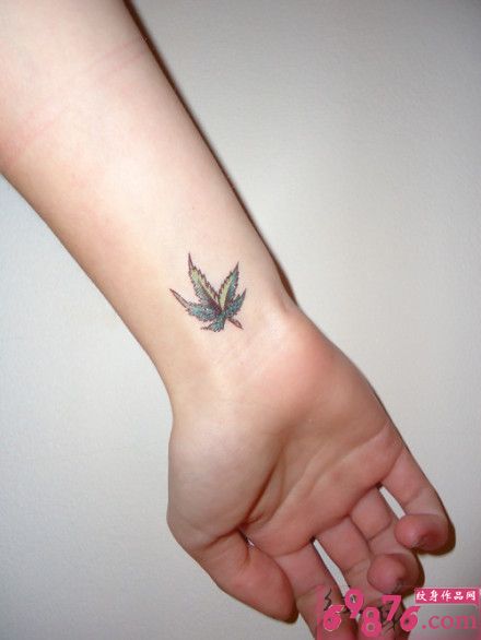 清新小树叶手腕时尚纹身图片
