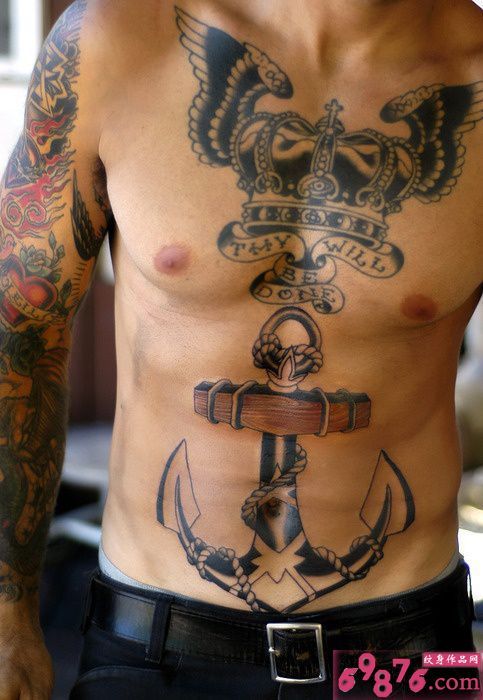 型男霸气皇冠翅膀船锚纹身图片