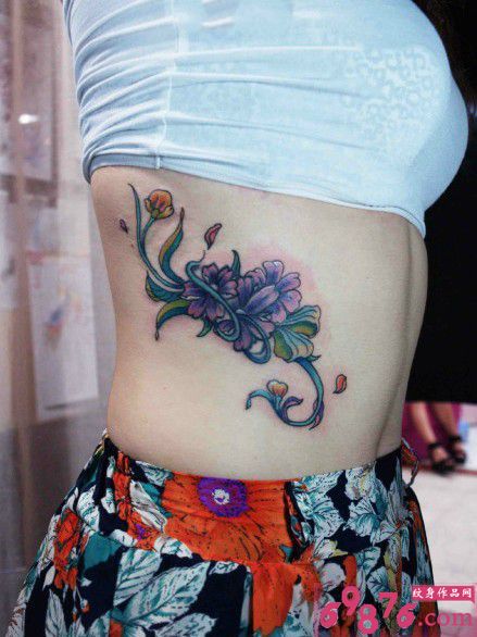 清新小花腰部纹身图片