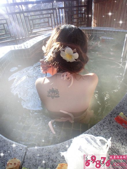 美女后肩唯美莲花纹身图片