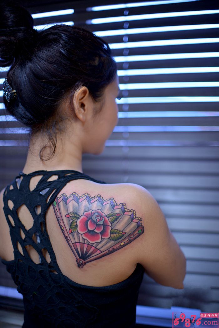 玫瑰扇子女生肩部纹身图片