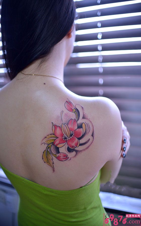 唯美鲜花肩部纹身图片