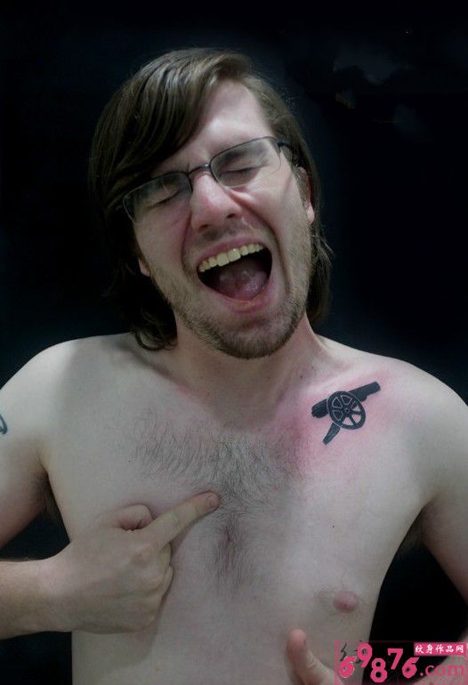 老外锁骨大炮纹身图片