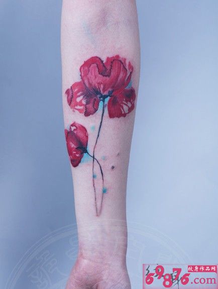 娇艳罂粟花手臂纹身图片