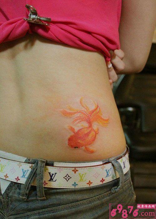 可爱小金鱼腰部纹身图片