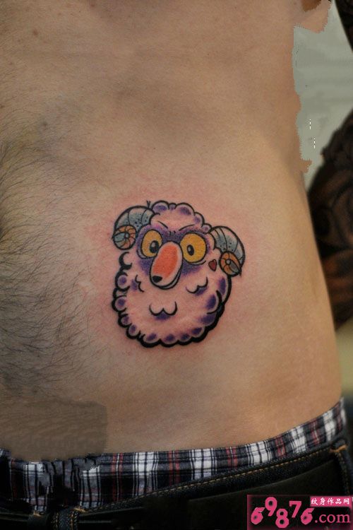可爱小绵羊侧腰纹身图片