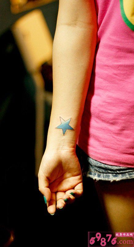 清新蓝色小星星手腕纹身图片