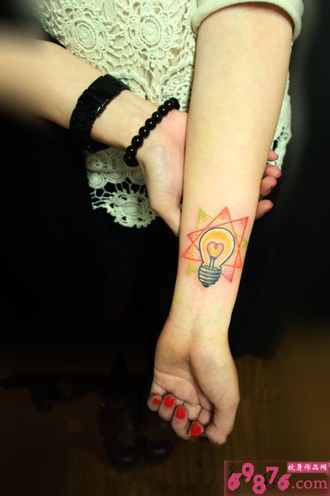 创意三角形灯泡手腕纹身图片