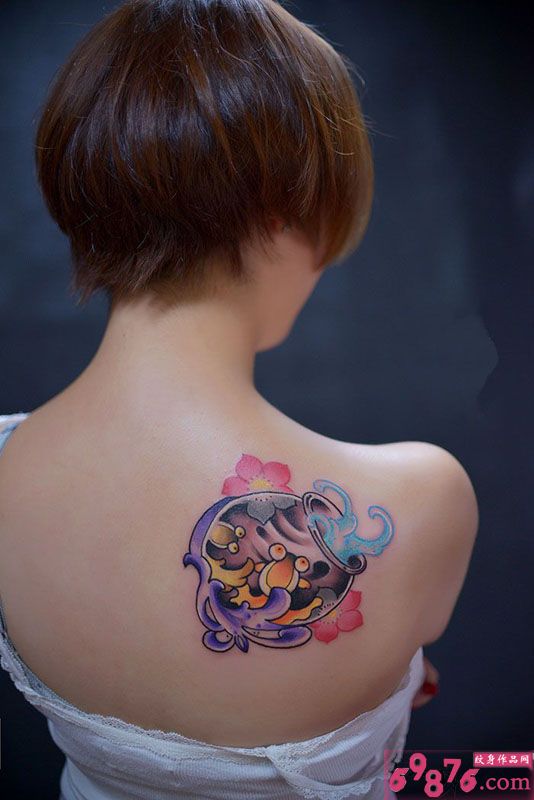 小清新金鱼缸肩部纹身图片