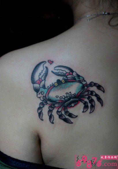 可爱小螃蟹肩部纹身图片
