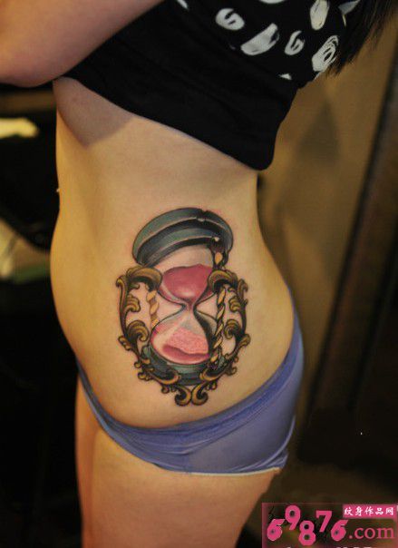 欧美复古沙漏腰部纹身图片