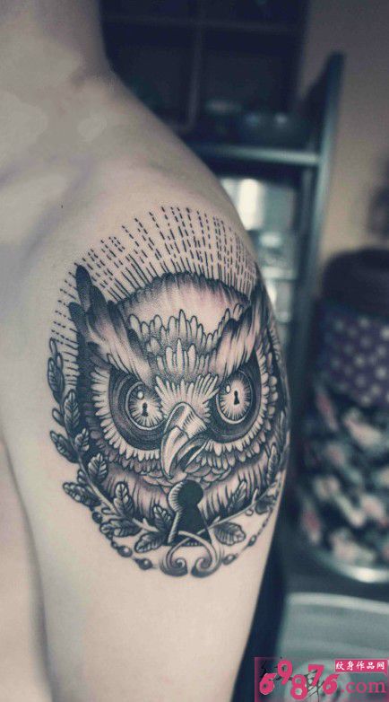 创意猫头鹰钥匙手臂纹身图片