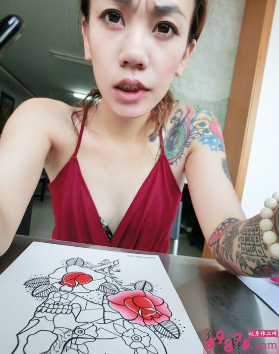 个性小美女时尚花臂纹身图片