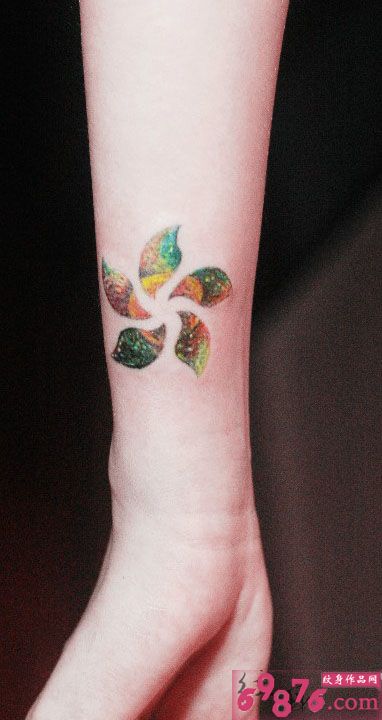 彩虹风车时尚手腕纹身图片