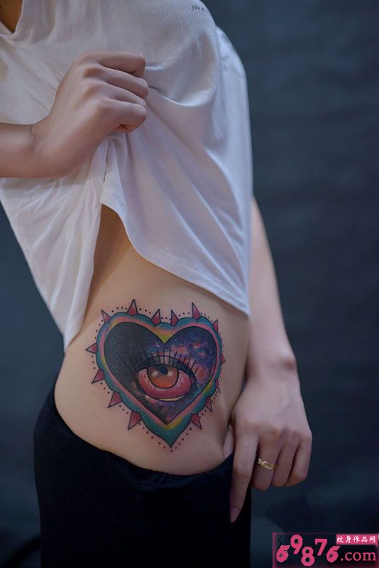 创意牛角爱心眼睛腰部纹身图片
