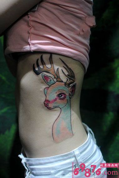 创意彩色麋鹿腰部纹身图片