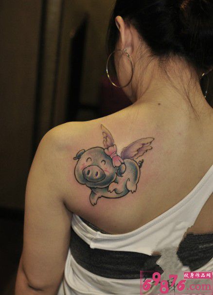 可爱小飞猪后肩纹身图片