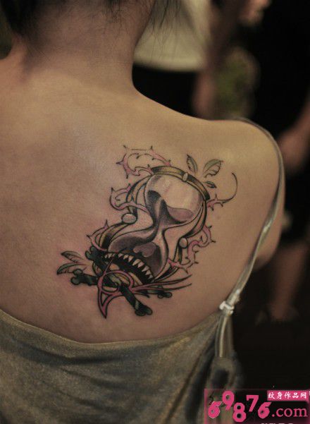 欧美风沙漏肩部纹身图片