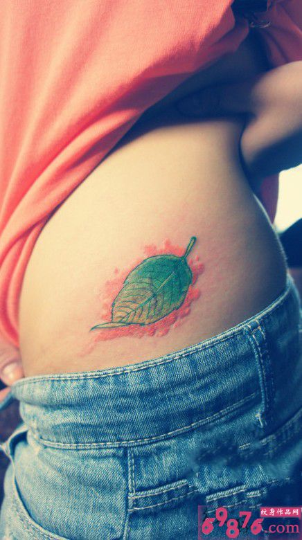 创意绿色树叶腰部纹身图片