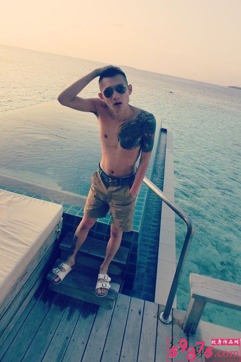 时尚潮男披肩鲤鱼纹身图片