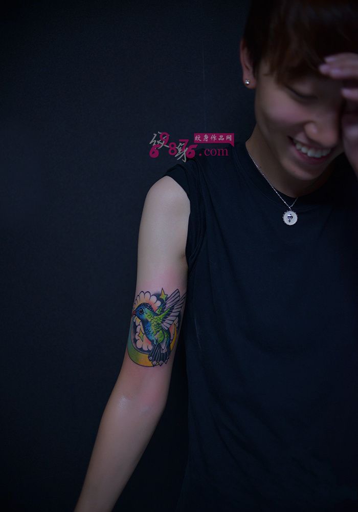 彩色小蜂鸟时尚手臂纹身图片