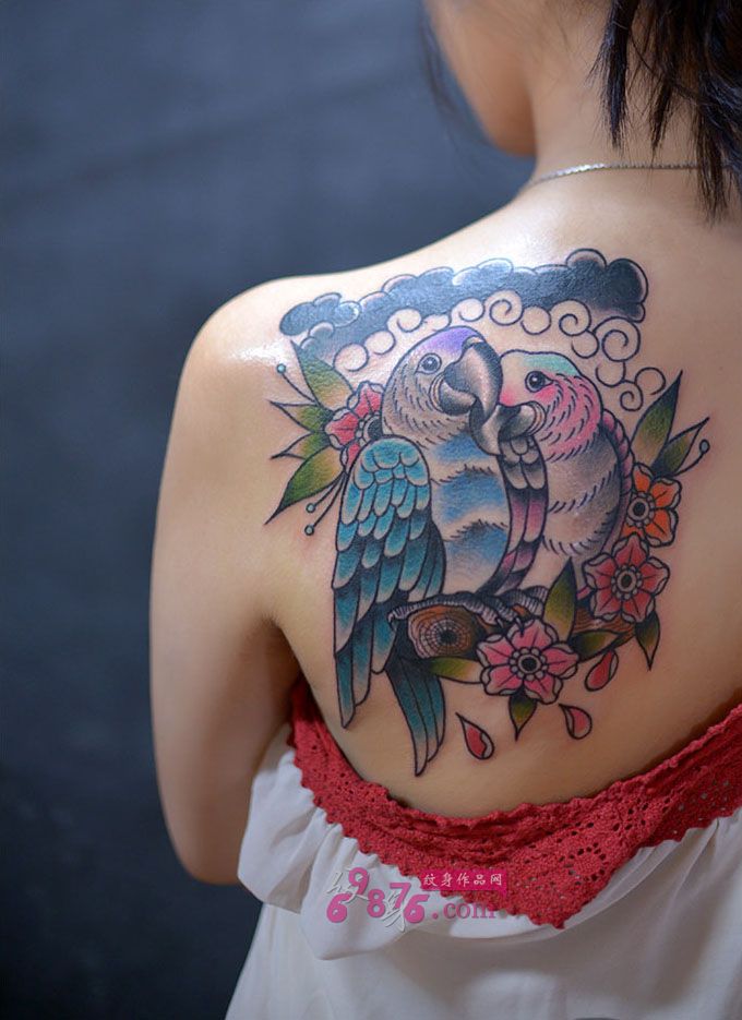 彩色情侣鹦鹉个性肩部纹身图片