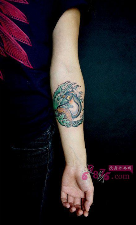 冲浪企鹅创意手臂纹身图片